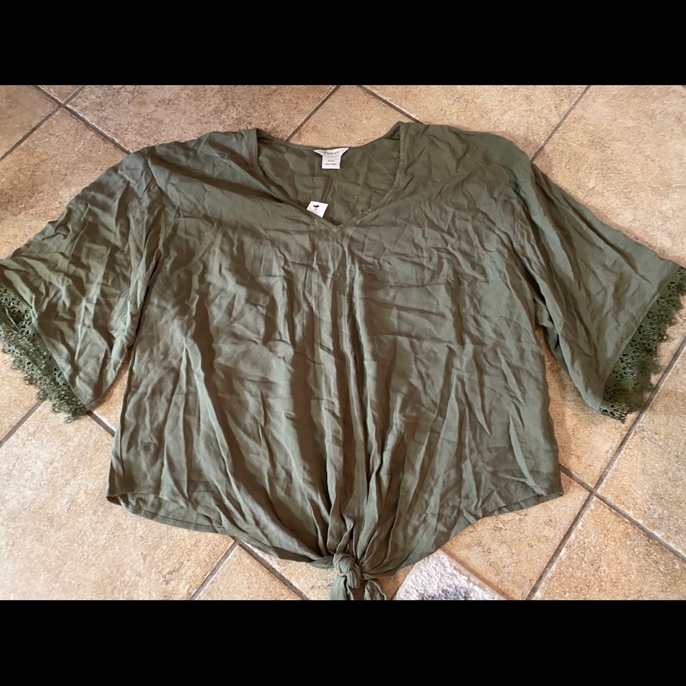 Ariat front tied blouse. New with tags.